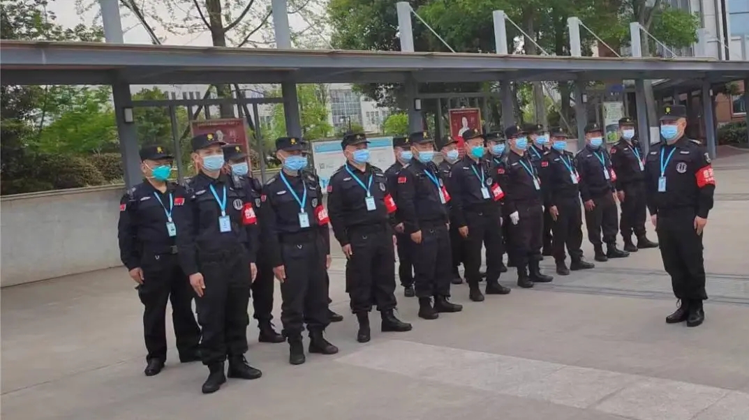 成為一名合格的保安，請先將衣服穿好!